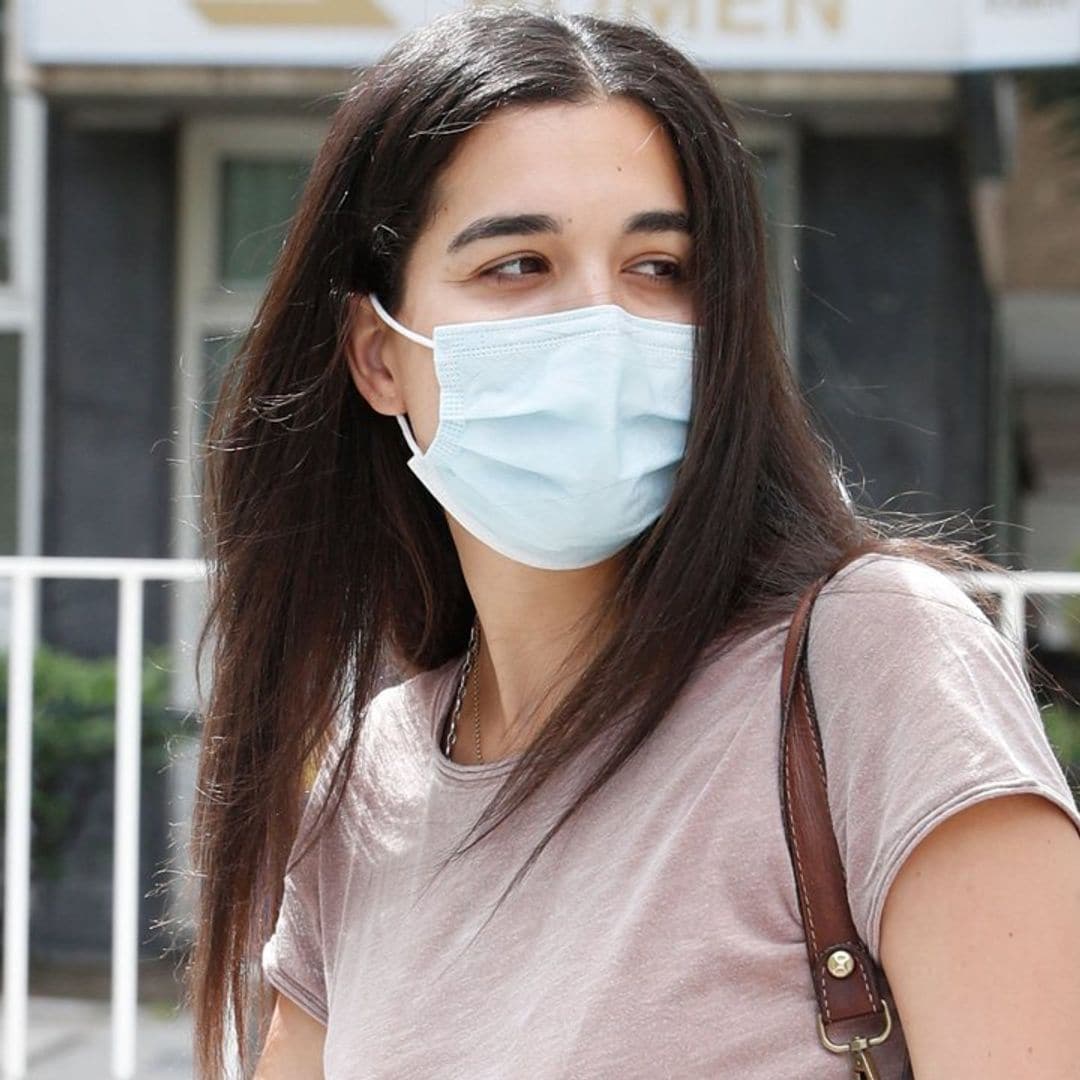 Cayetano Martínez de Irujo, arropado por su familia tras ser operado de urgencia