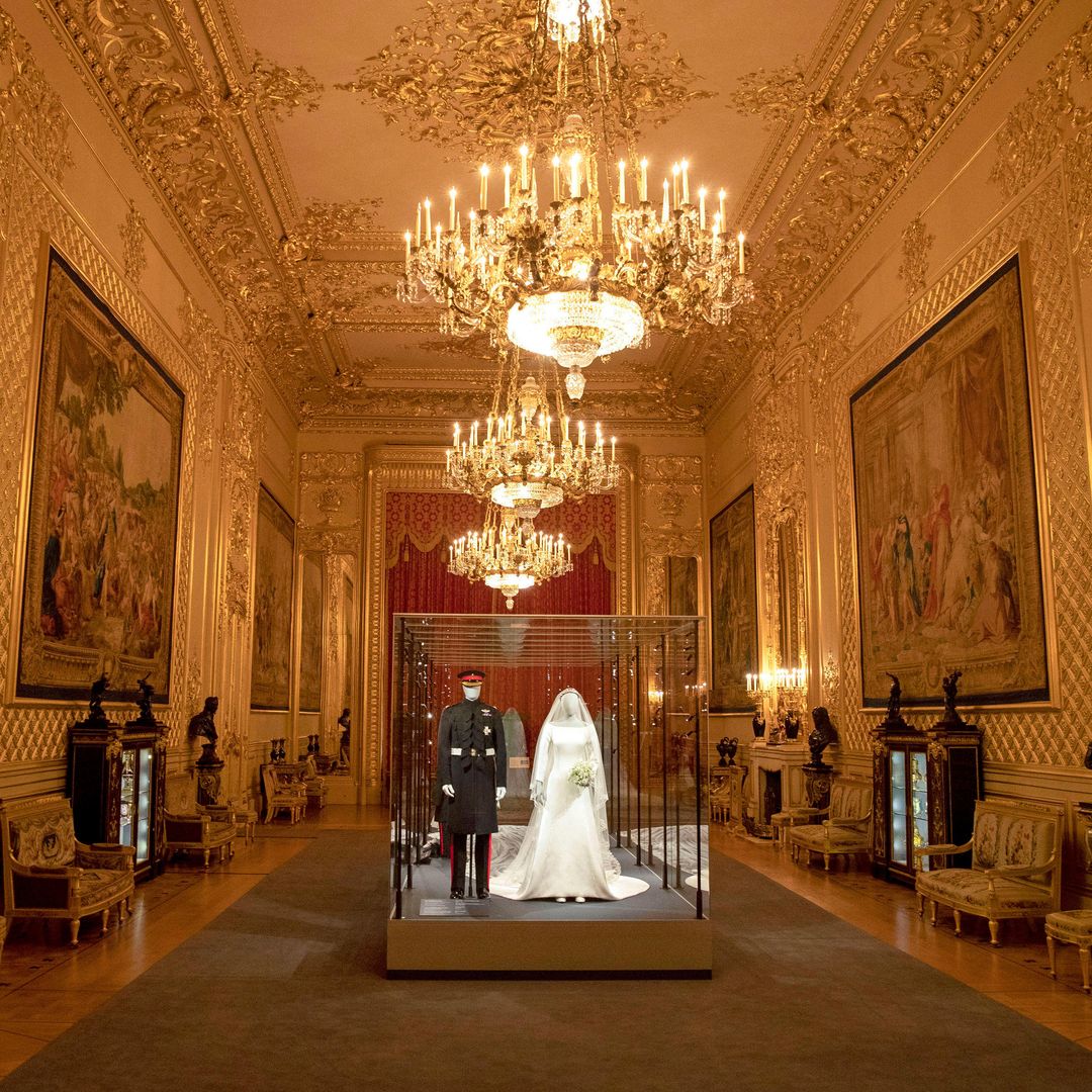 Los trajes de boda del duque y la duquesa de Sussex en exhibición en la Gran Sala de Recepción del Castillo de Windsor.