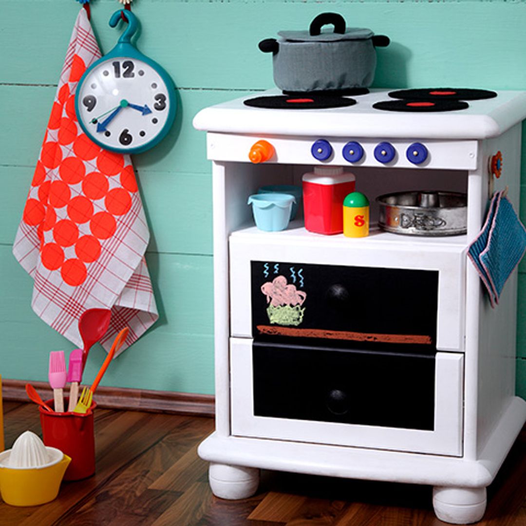 DIY: Cocina de juguete con una mesilla reciclada