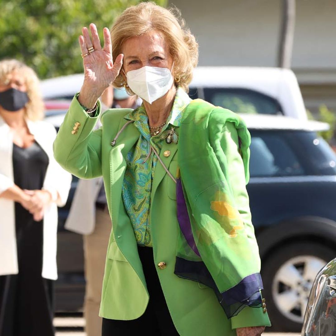 Doña Sofía conoce de primera mano el reparto de alimentos entre los más afectados por la crisis del Covid