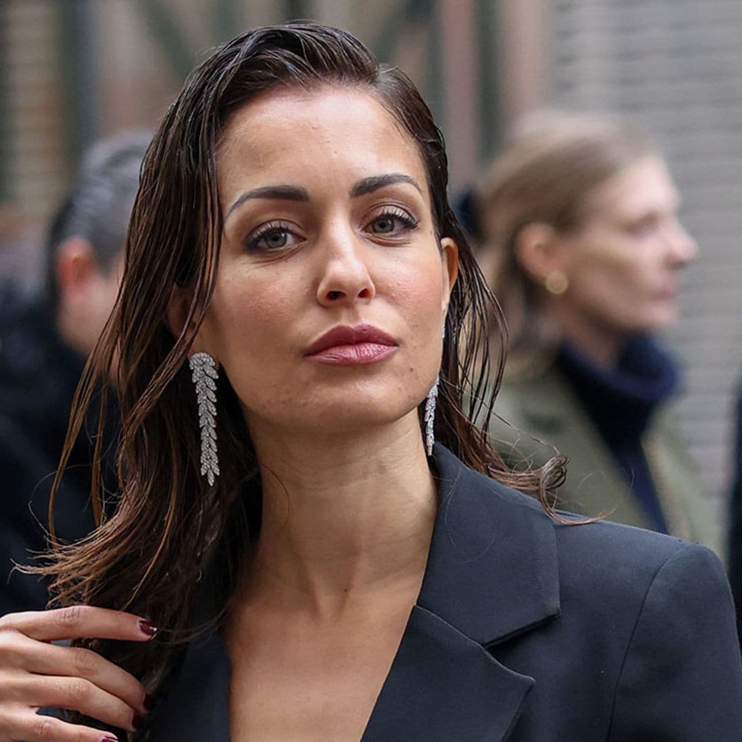 Hiba Abouk y el minivestido asimétrico efecto 'piernas infinitas' que copiaremos este fin de semana