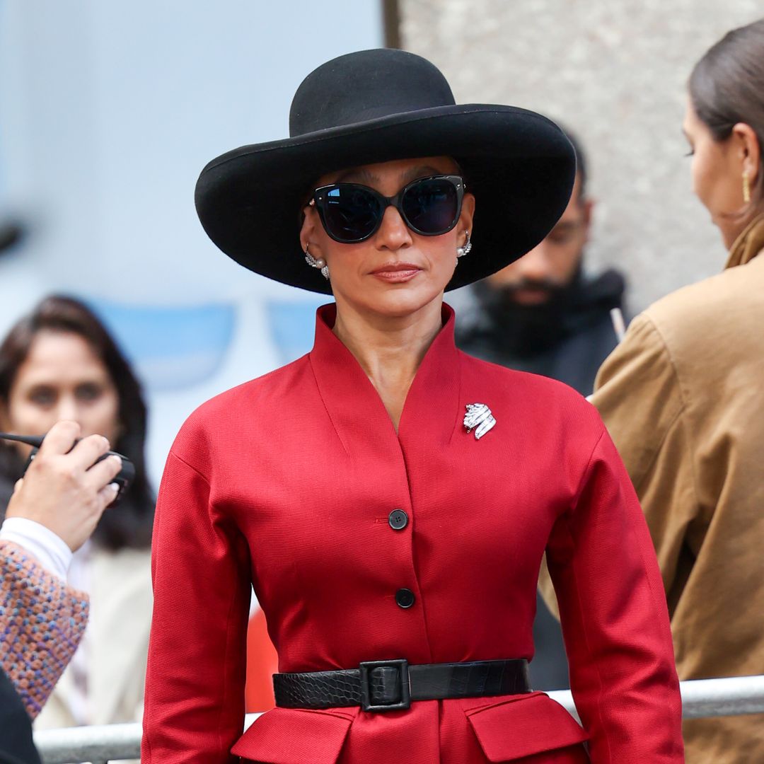 Jennifer Lopez revive el glamour de las divas de Hollywood con su último 'look'
