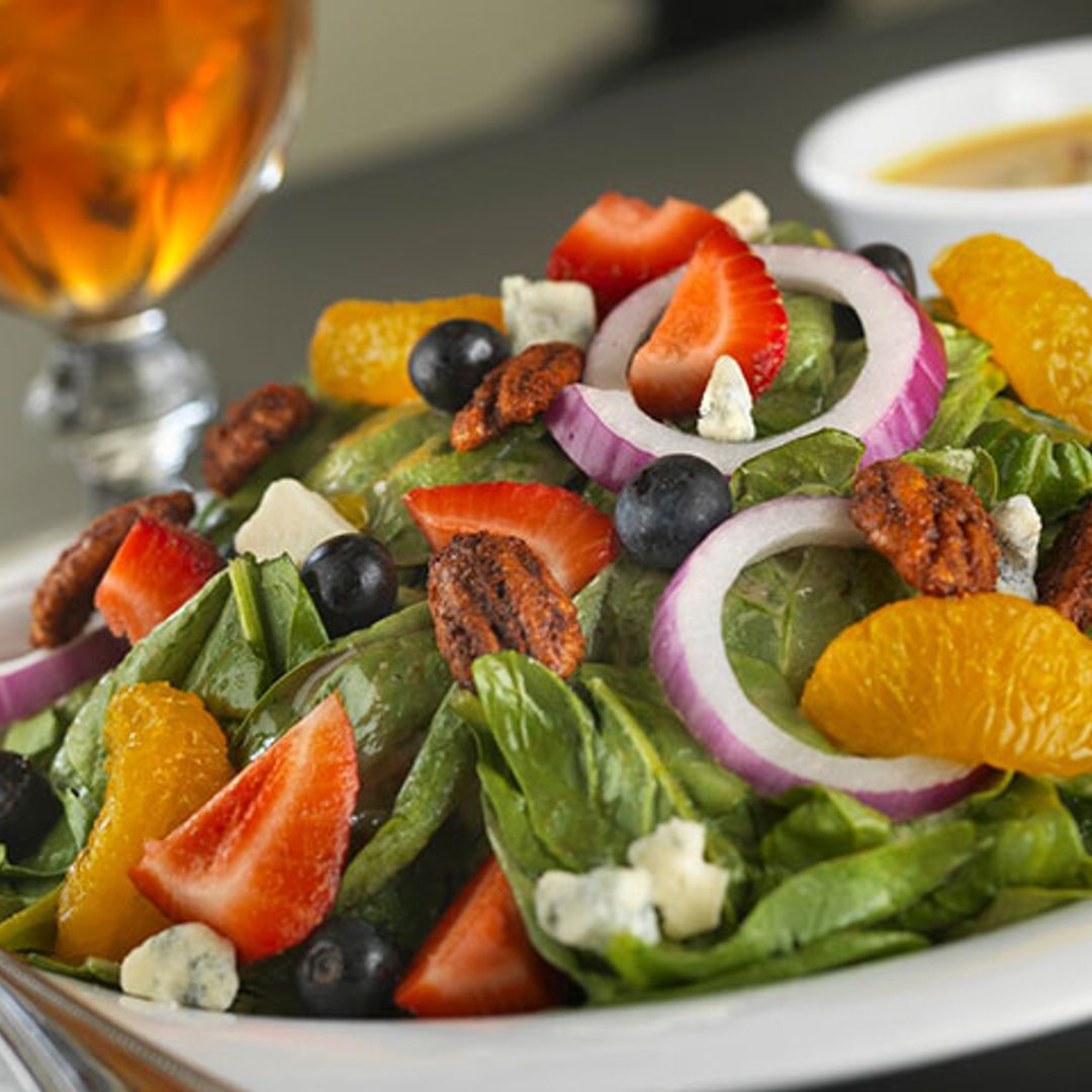 Ensalada de espinacas con frutas, queso azul y nueces pecanas agridulces