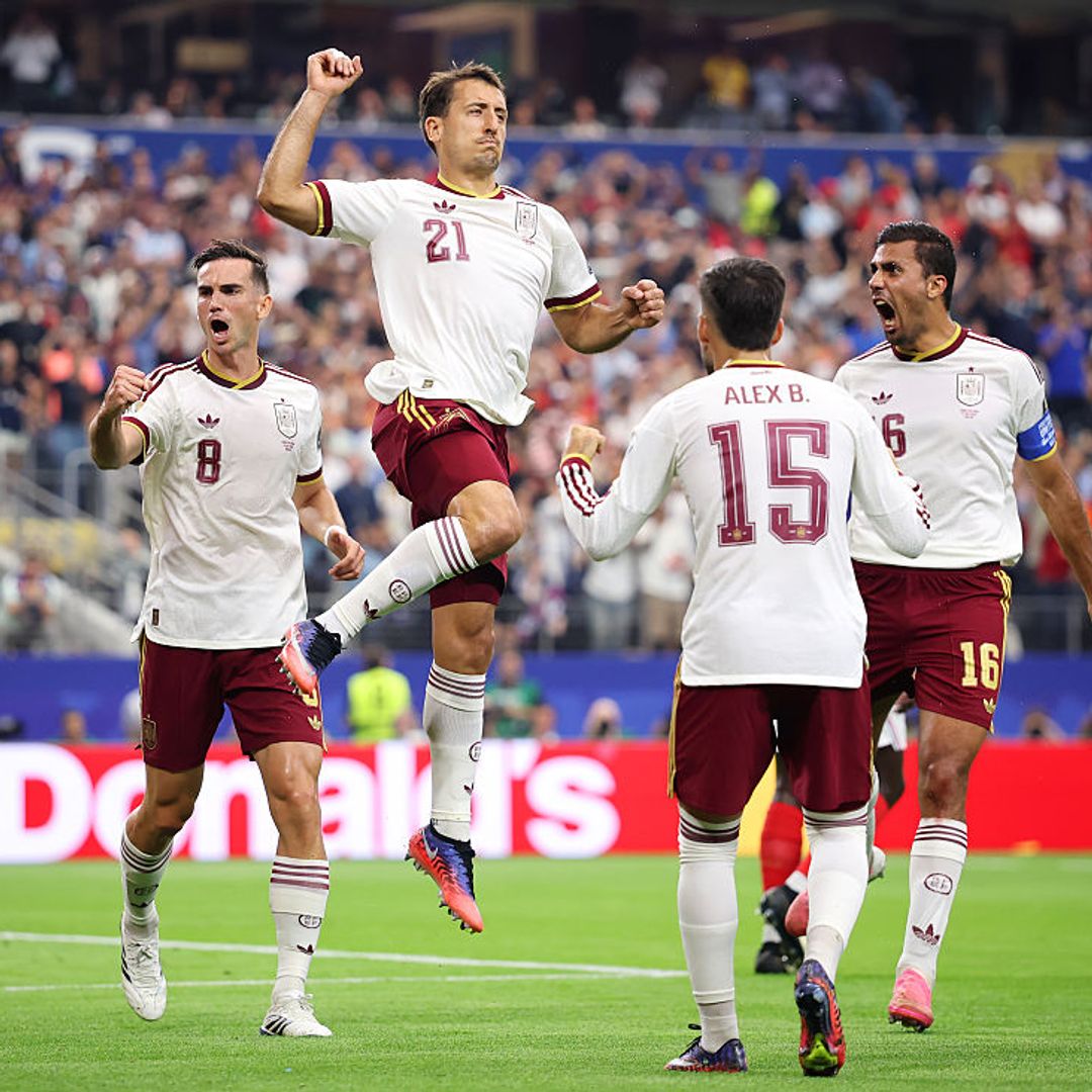 Mikel Oyarzabal (21), de la selección española, celebra junto a sus compañeros el gol marcado desde el punto de penalti que supuso el primero de España durante la semifinal del Mundial de la FIFA 2026 frente a Francia, disputada en el Dallas Stadium, el 14 de julio de 2026, en Arlington (Texas).