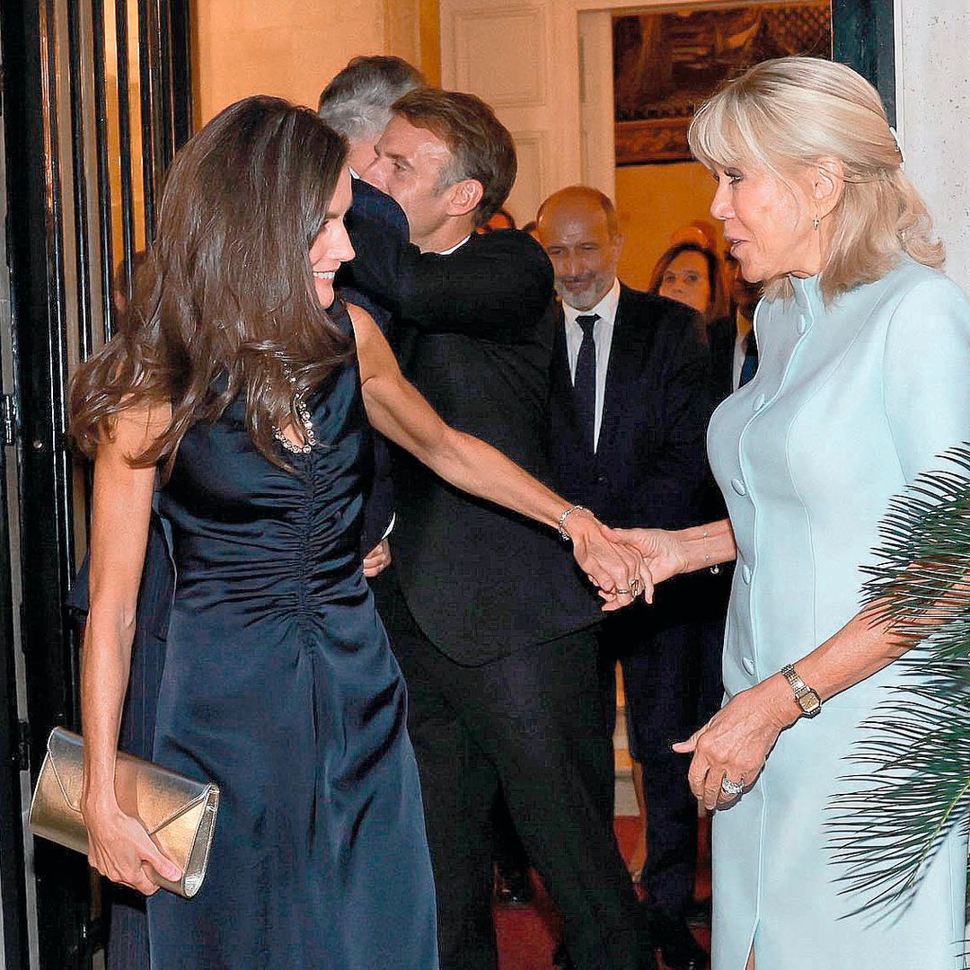  El 30 de septiembre, último día de su visita, el presidente de Francia y su esposa ofrecieron a don Felipe y doña Letizia una recepción en la residencia del embajador de su país. Durante la despedida, la Reina hizo un guiño a la moda francesa con un vestido joya de Sandro.