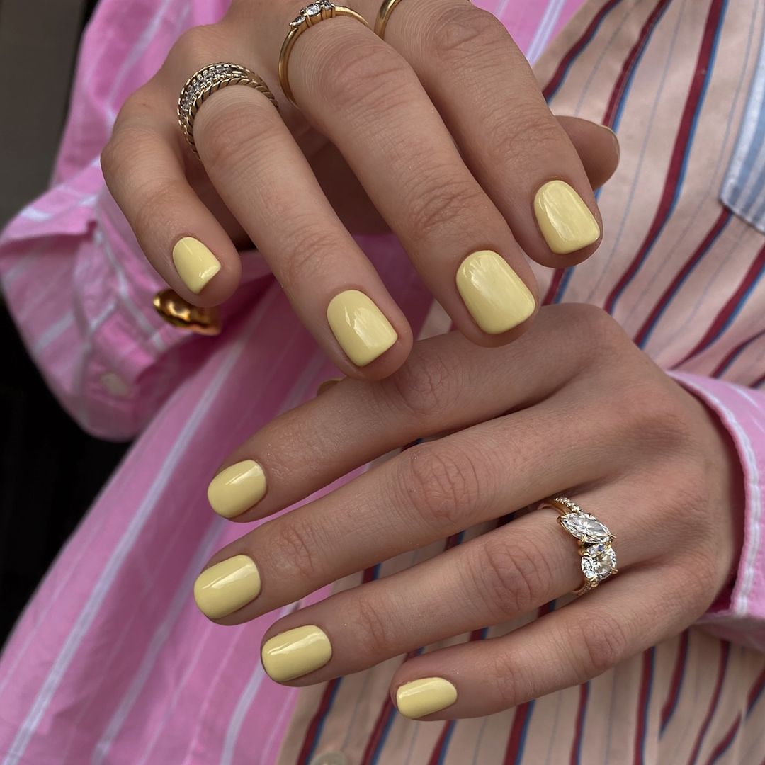 12 manicuras en amarillo mantequilla, el color de uñas original y elegante más pedido en primavera 2026