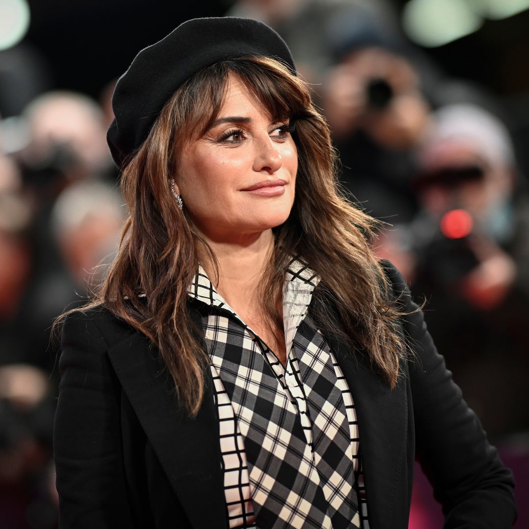 Penélope Cruz se desmarca de los vestidos de princesa y estrena en Londres un traje de hace 14 años