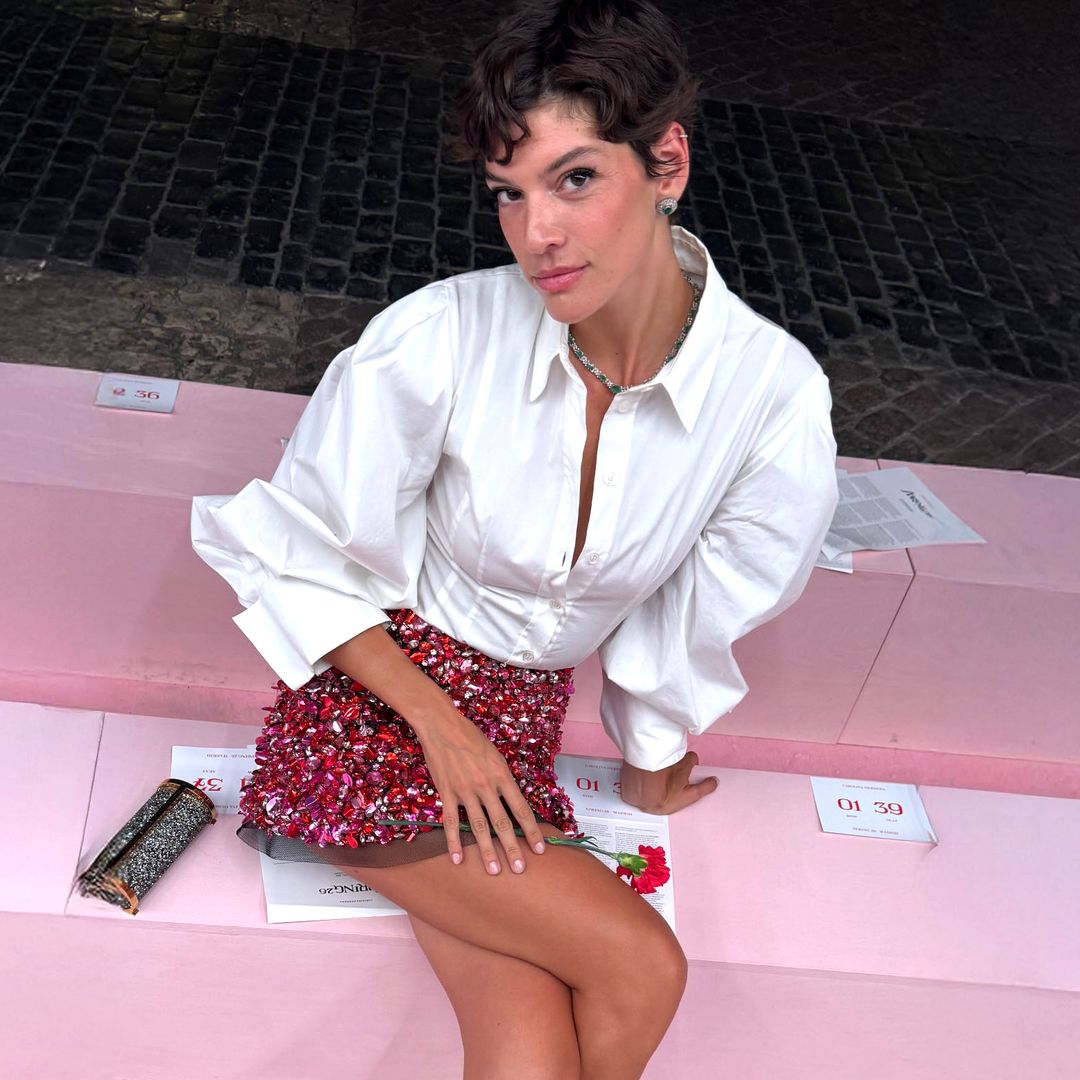 La camisa blanca de Carolina Herrera inspira los looks de las invitadas a su desfile en Madrid