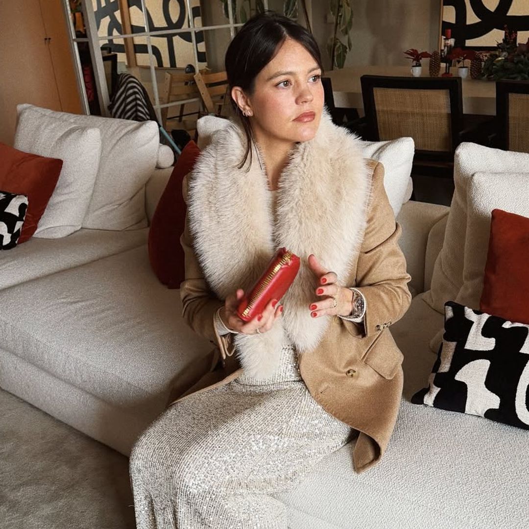 Isabelle Junot posando con bolso en forma de corazón de Bvlgari y falda de lentejuelas