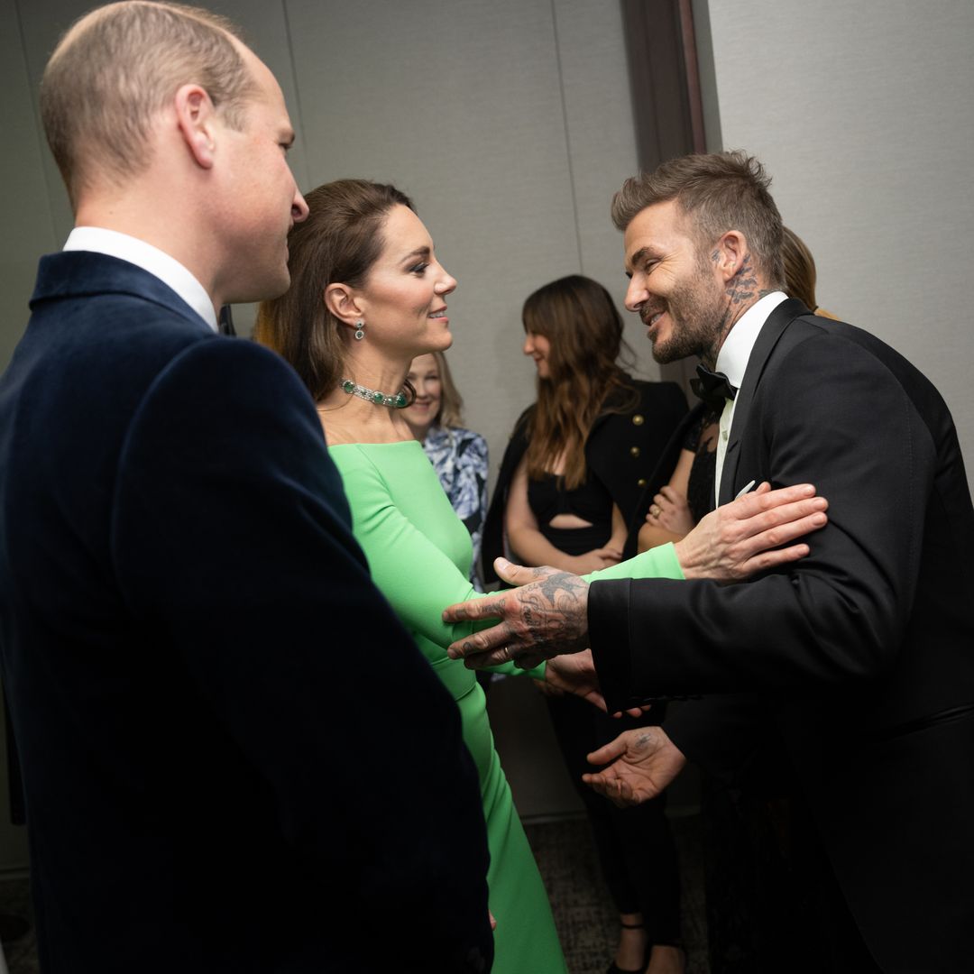 Plano medio de David Beckham saludando al príncipe Guillermo y a Kate
