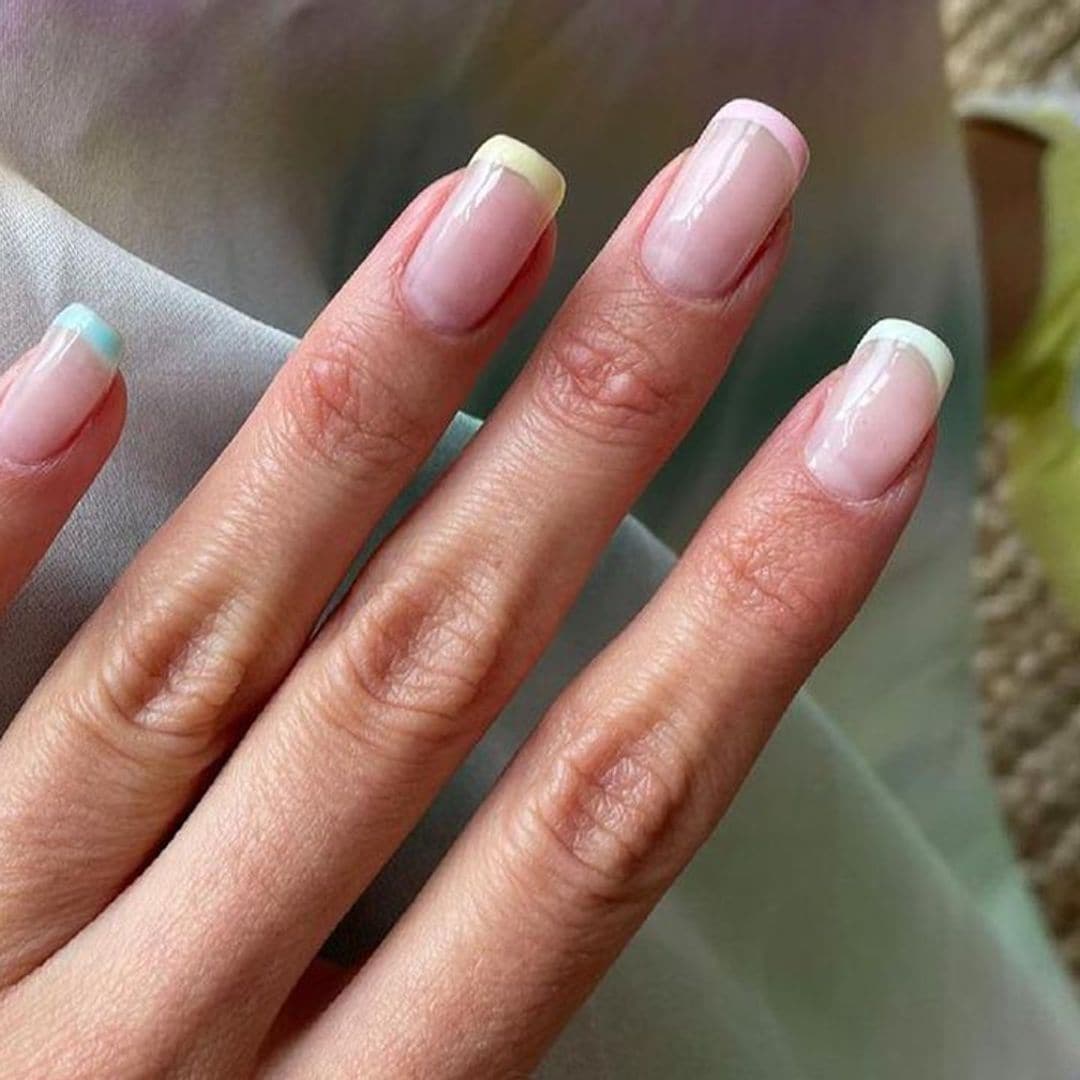 Hazte la manicura francesa multicolor en casa con el truco viral más fácil