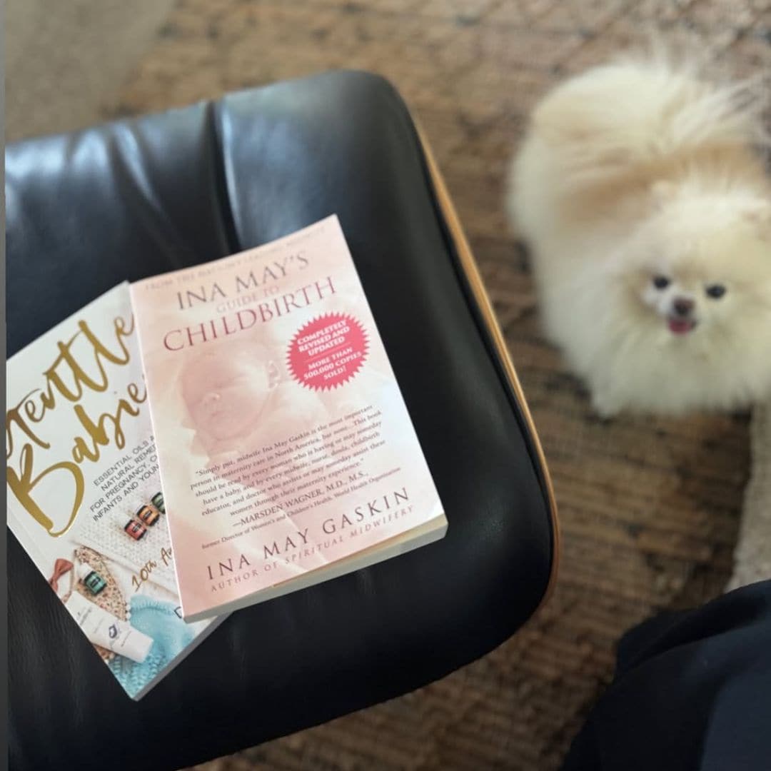 Ana Brenda Conteras está leyendo libros de maternidad antes de la llegada de Aria.
