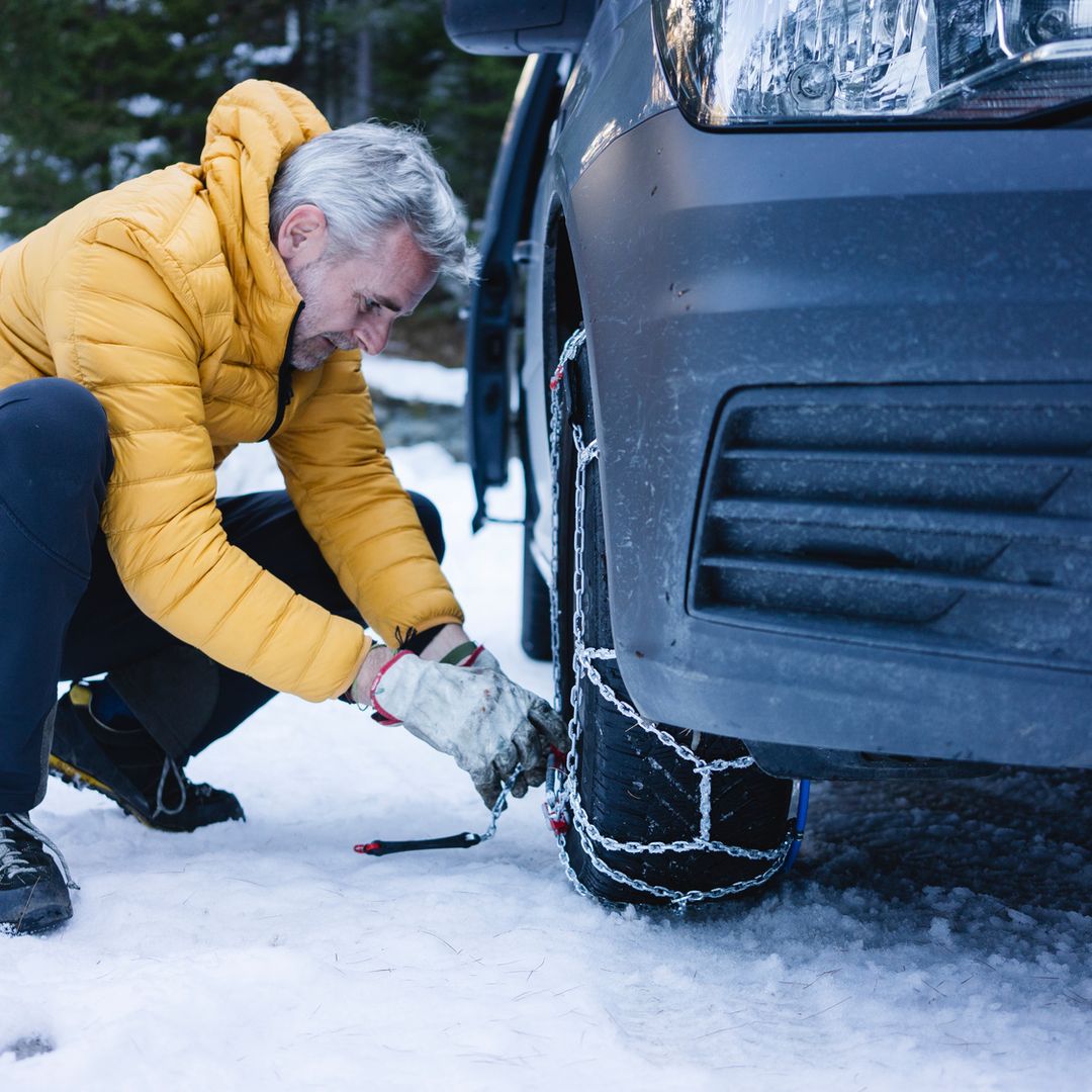 La DGT avisa: este es el error al poner cadenas de nieve que puede costarte una multa de 200 euros