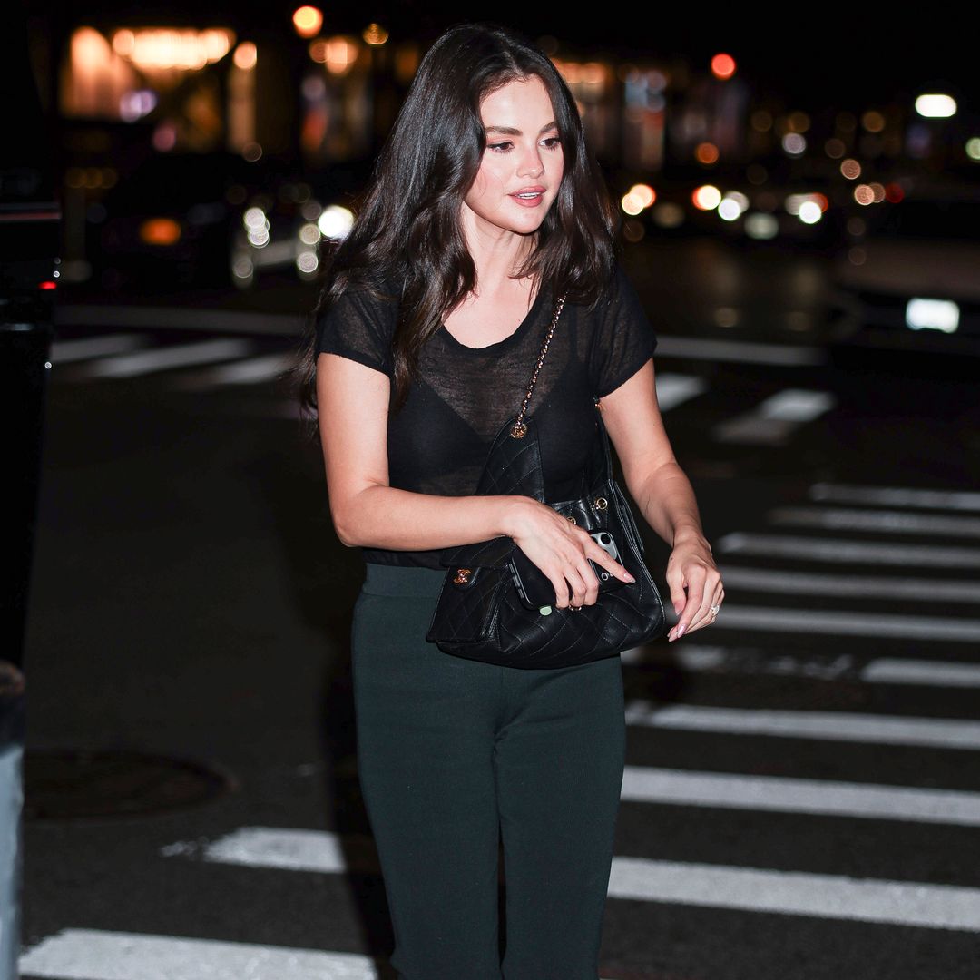 Los 'leggings' capri se combinan con bailarinas para el 'look' más relajado y elegante en otoño 2026, según Selena Gomez