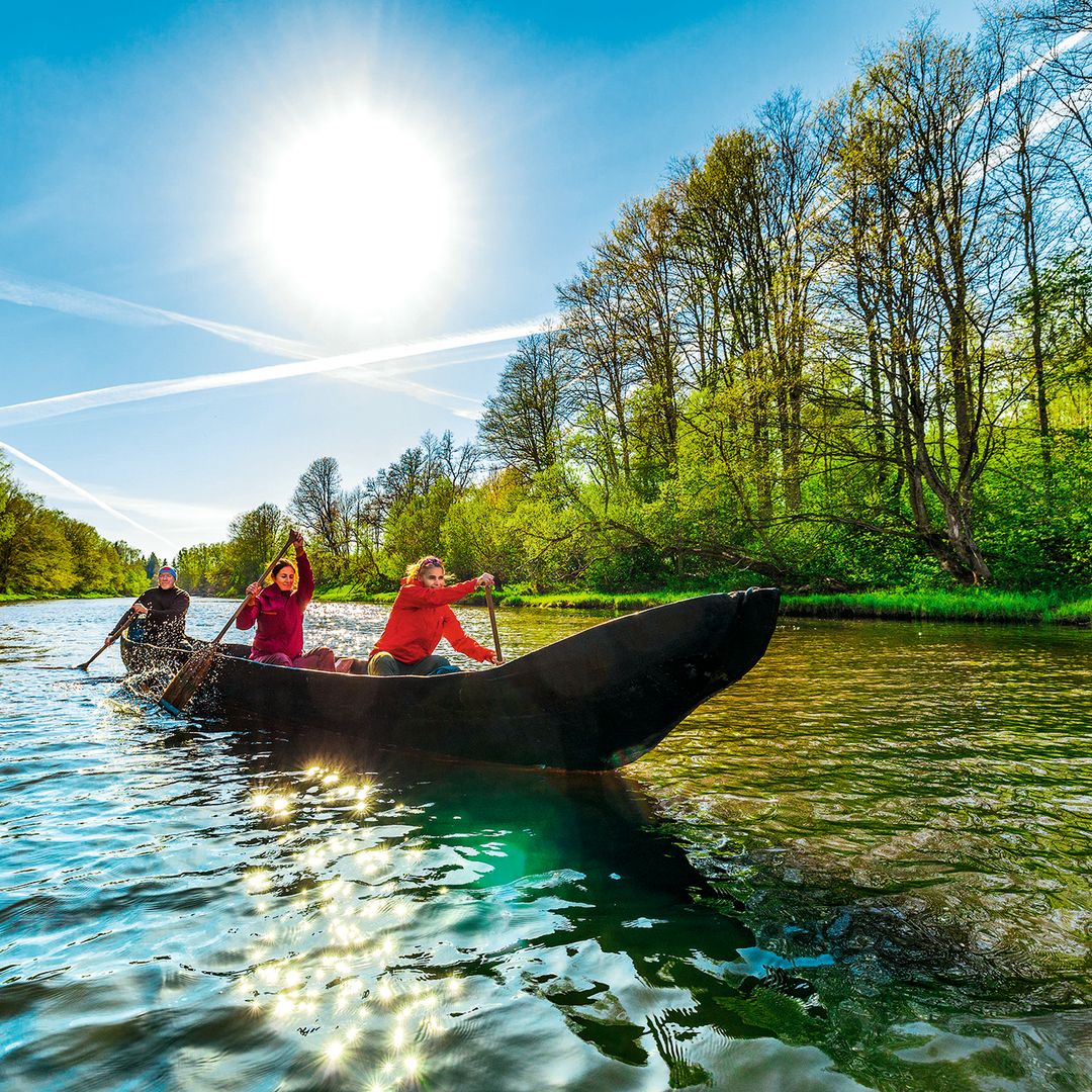Navegando en canoa por el Parque Nacional de Soomaa. Estonia