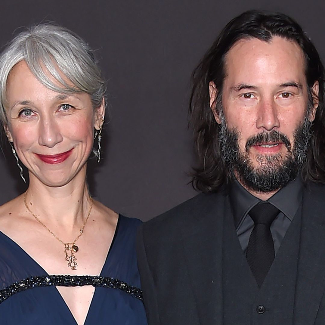 Keanu Reeves asiste con novia a un estreno por primera vez en décadas