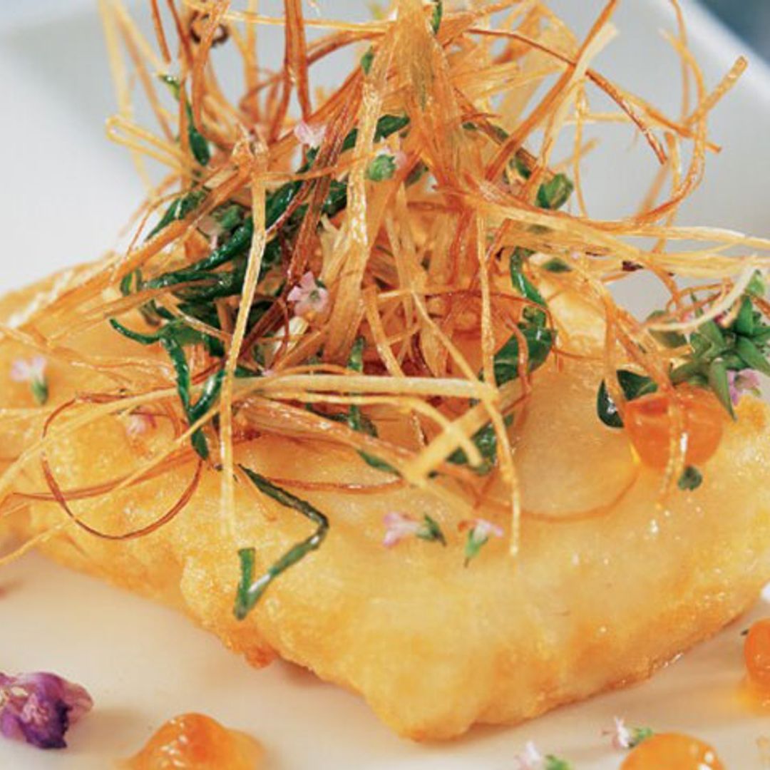 Merluza a la romana con hilos de puerro y huevas