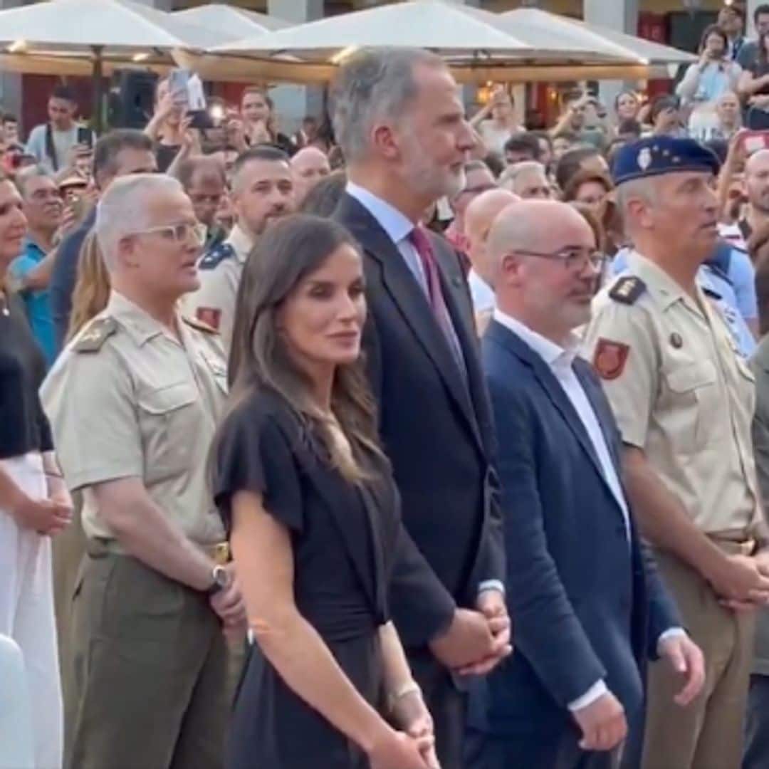 Los reyes Felipe y Letizia acuden por sorpresa a un concierto en la plaza Mayor de Madrid