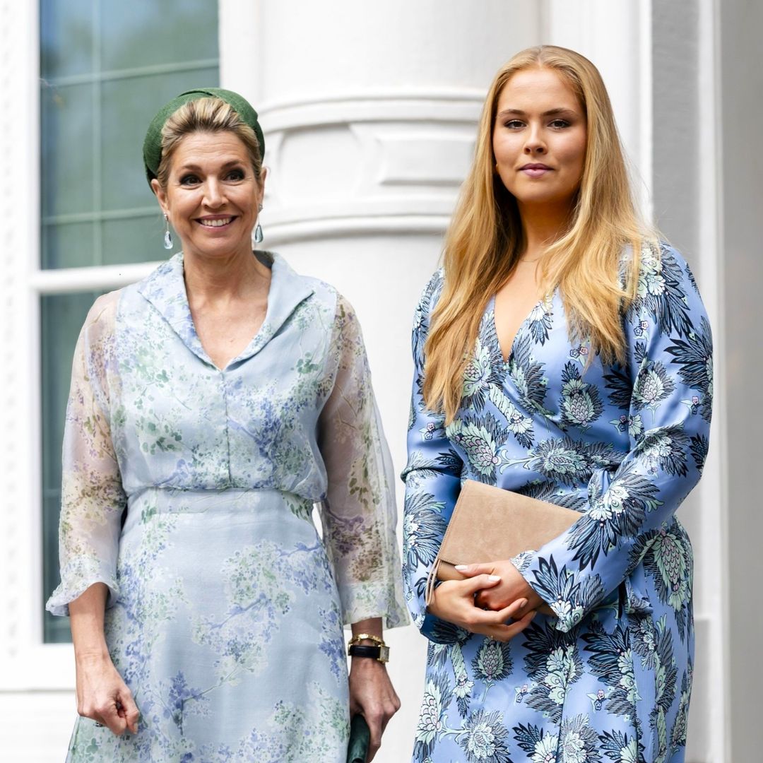 Máxima de Holanda y la princesa Amalia, como dos gotas de agua en La Haya, coinciden con vestidos azules de flores y zapatos a juego