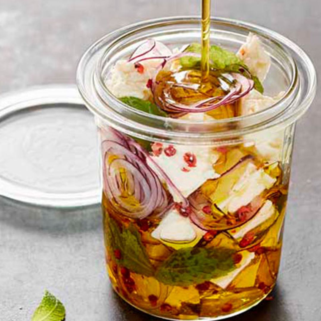 Queso con cebolla morada, pimienta rosa y menta