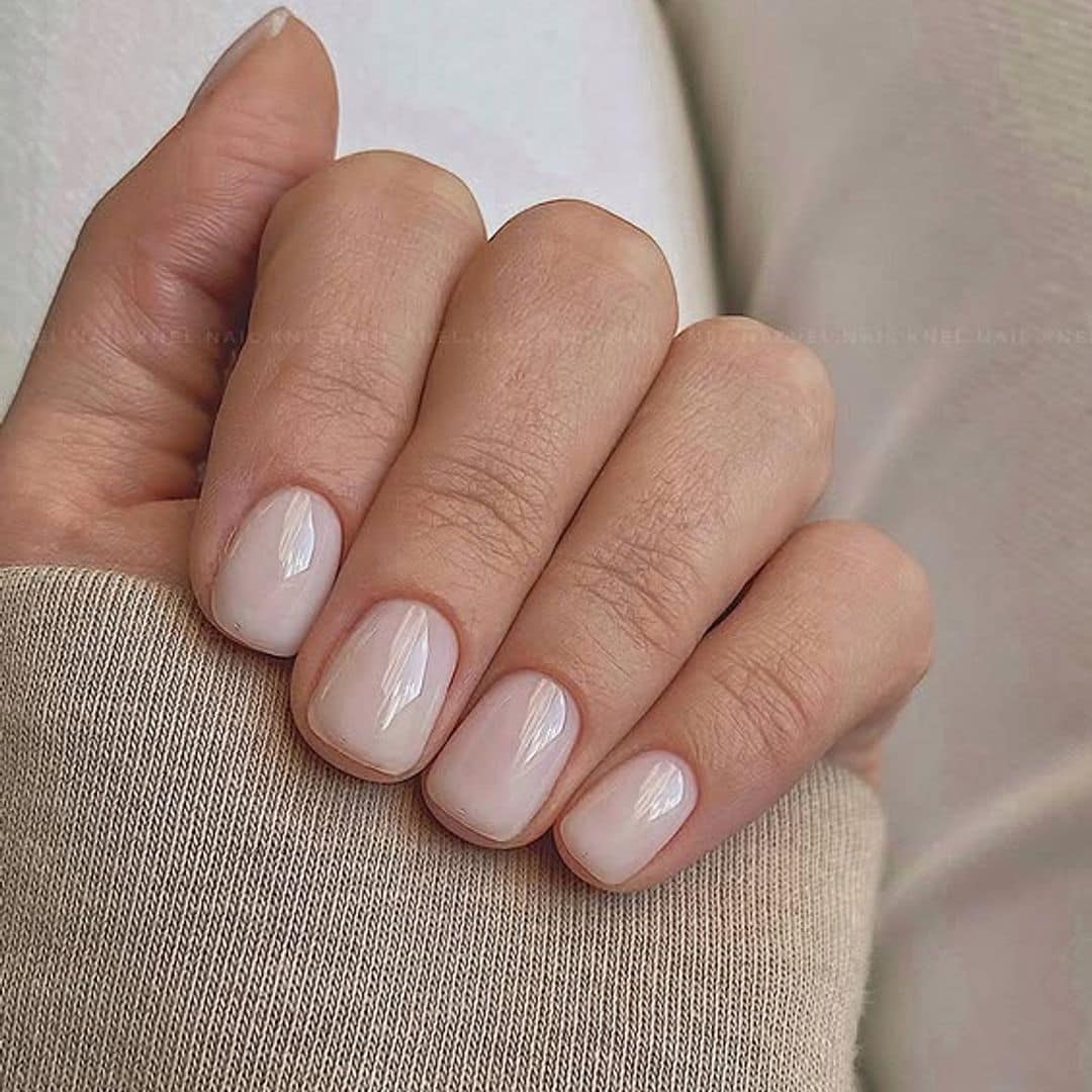 14 diseños de manicuras cortas y minimalistas para lucir unas manos impecables esta primavera