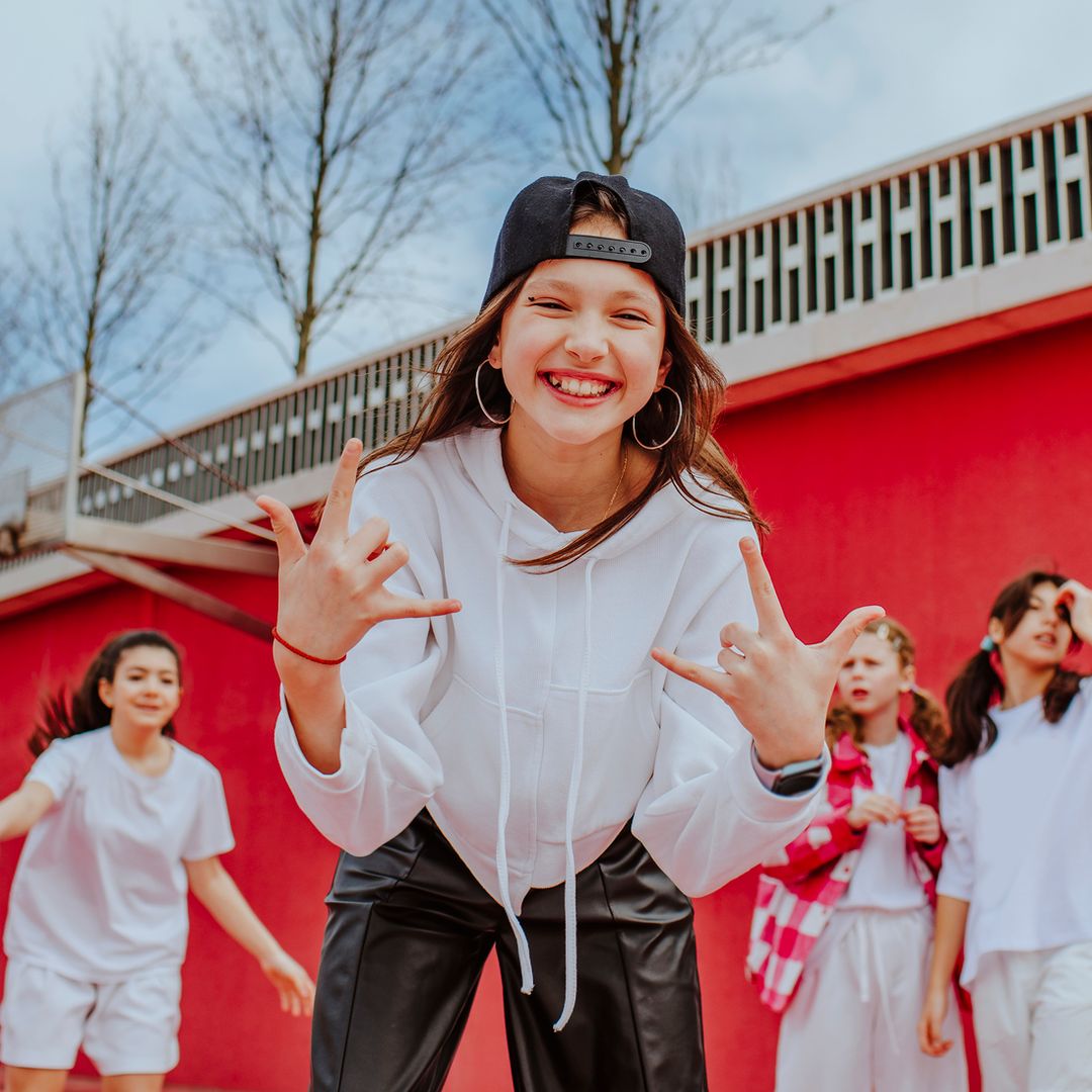 Qué es 'farmear aura', el fenómeno viral que ha saltado de TikTok a las calles y arrasa entre los jóvenes: "Es una especie de videojuego social"