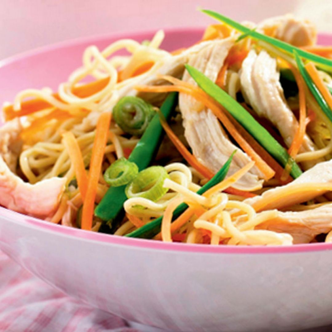 Ensalada de 'noodles' con pollo y verduras