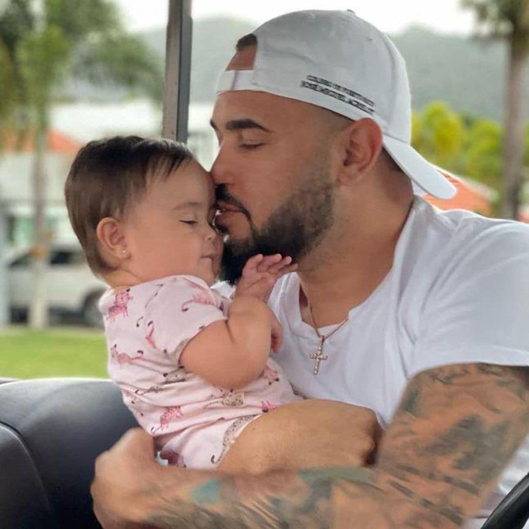 Raphy Pina se despide de su hija Vida Isabelle, antes de entregarse a las autoridades