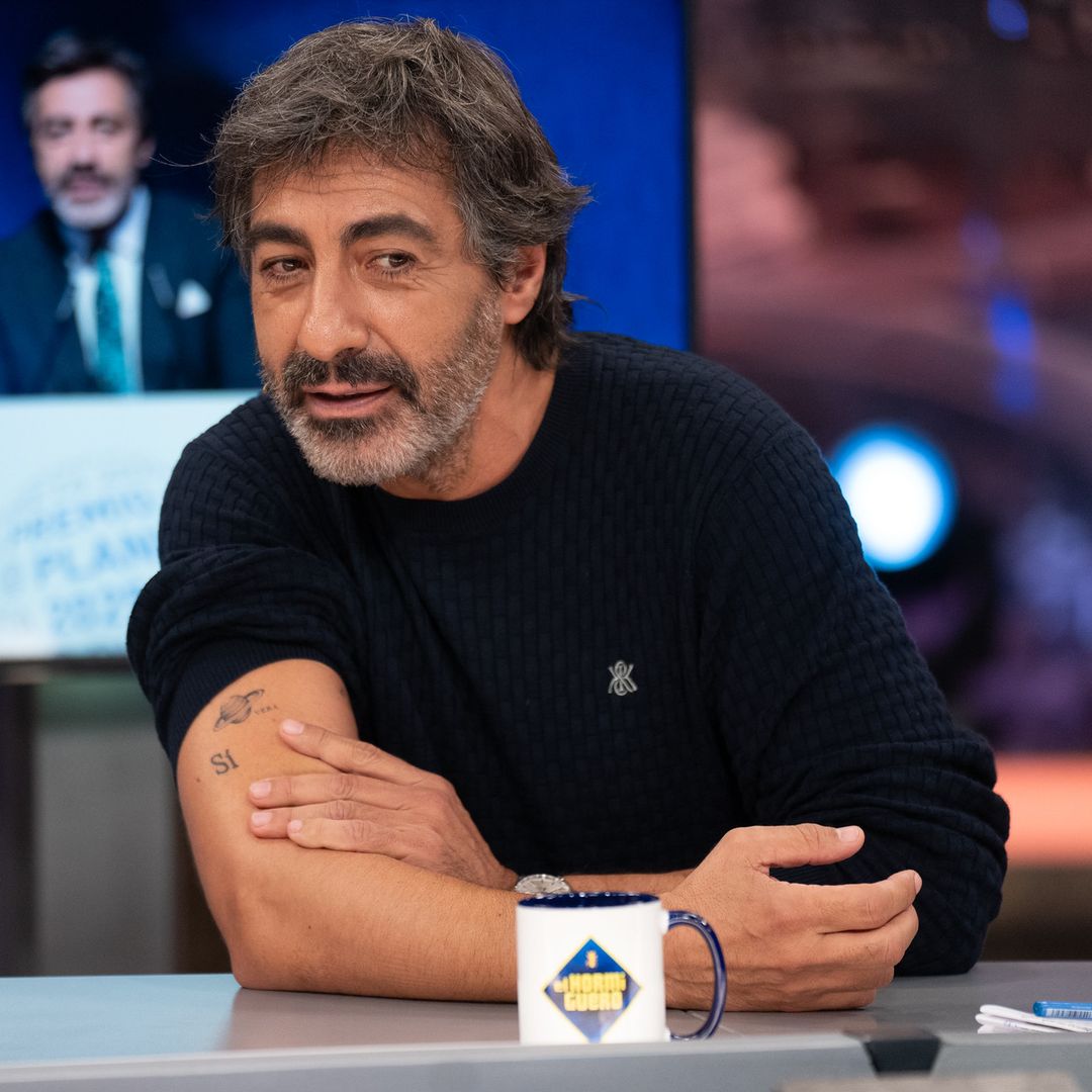 Juan del Val muestra su nuevo tatuaje dedicado al Premio Planeta que ganó en 2025 por 'Vera, una historia de amor'