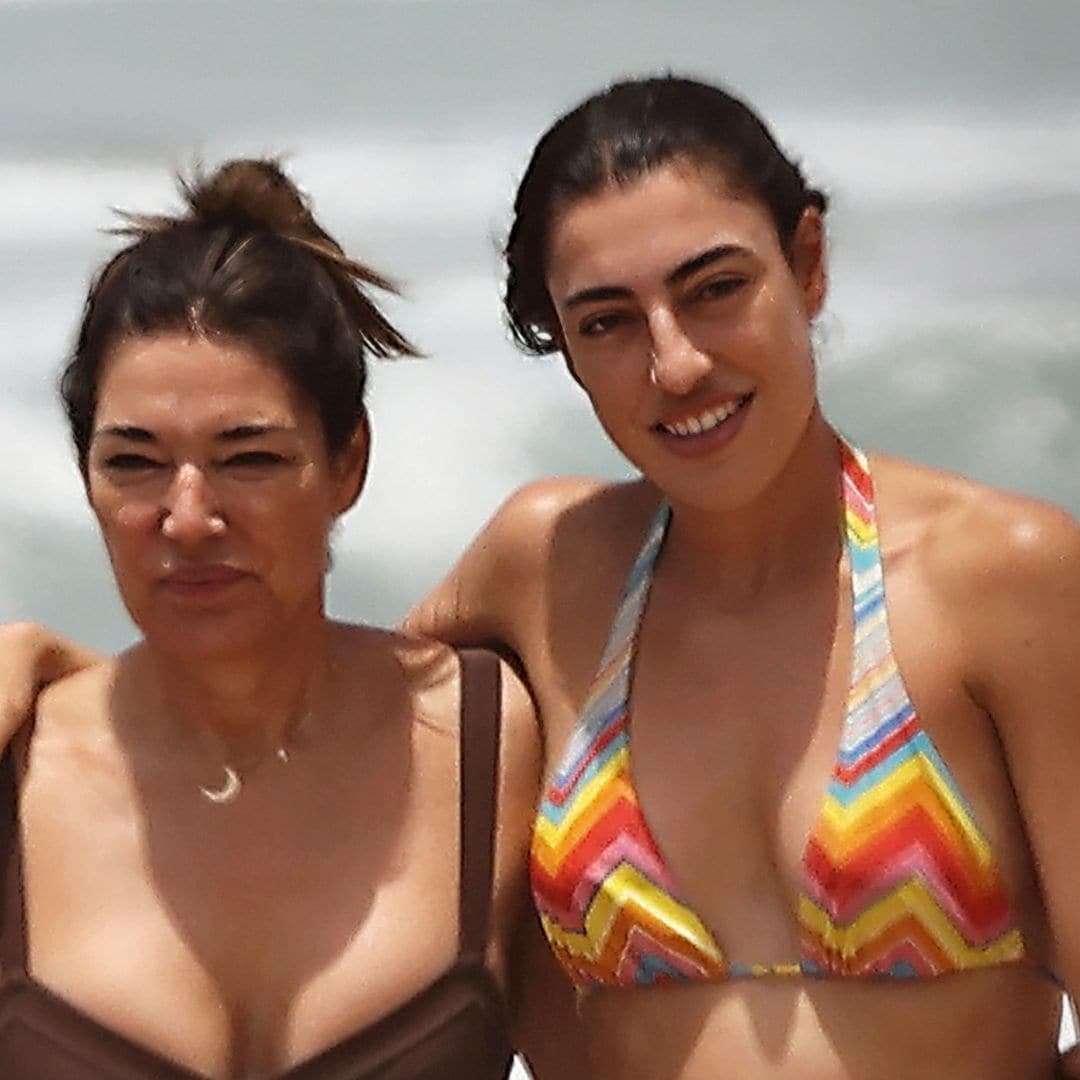 Claudia, la hija de Raquel Revuelta, se relaja en la playa en la cuenta atrás para su boda
