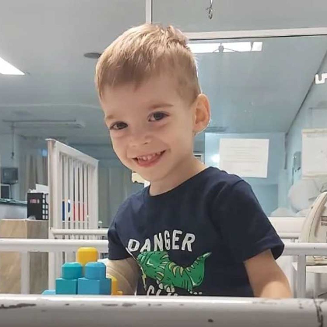 Oliver, el niño español de dos años con un grave tumor cerebral al que nadie opera en México, ya está en Barcelona