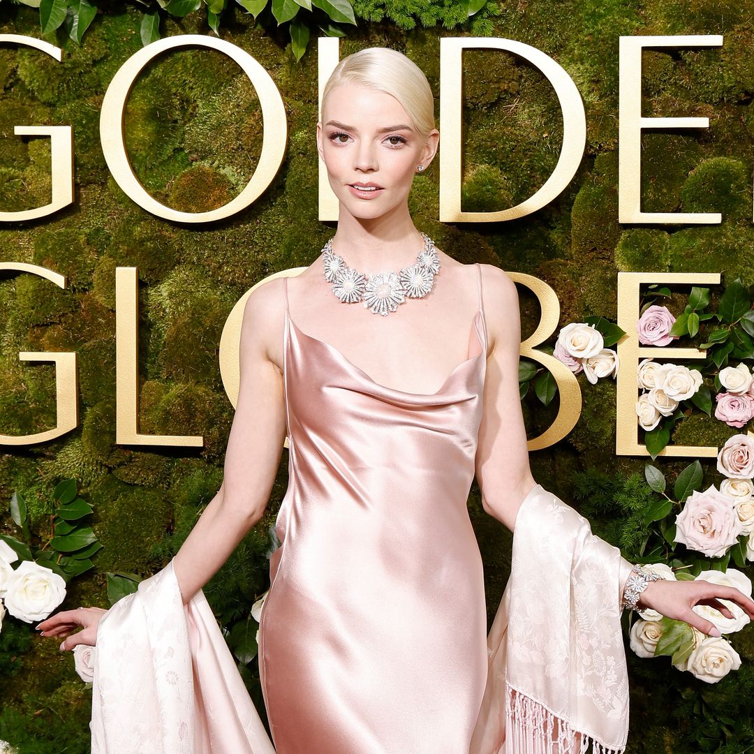 El look lencero de Anya Taylor-Joy con un inesperado accesorio de inspiración española
