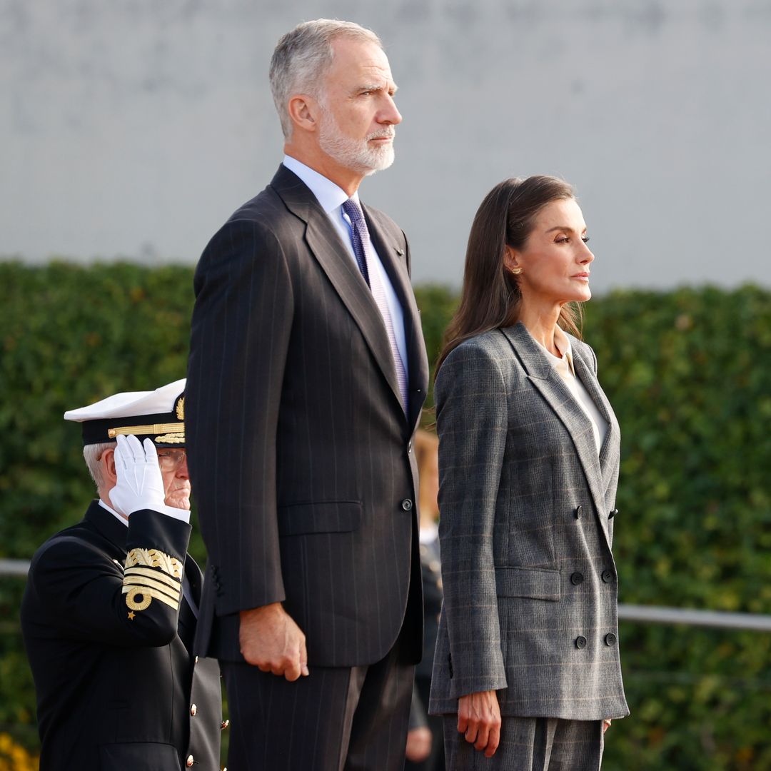 La reina Letizia recupera su traje gris con estampado de cuadros que triunfó en 2020 para viajar desde Madrid a Finlandia