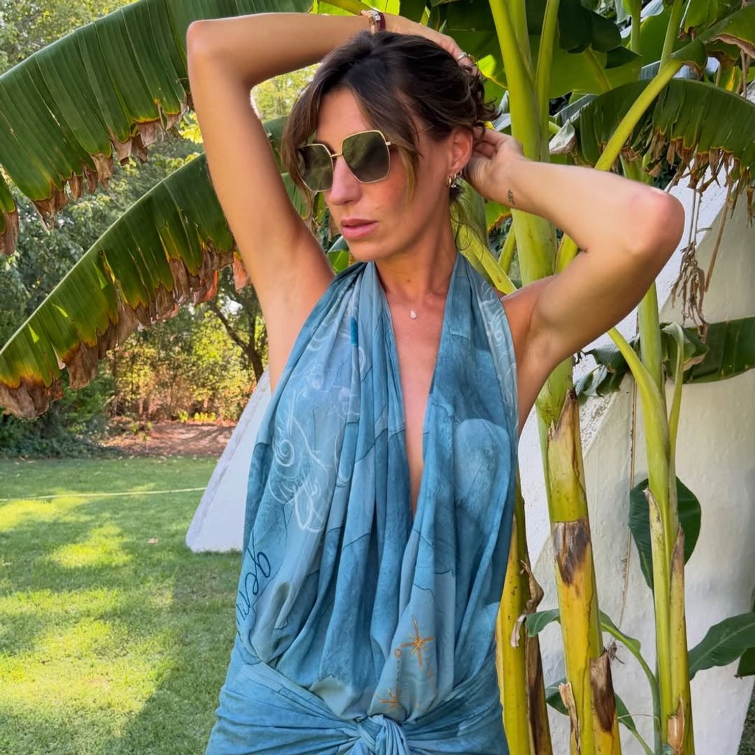 Así convierte Eugenia Osborne un pareo de su hermana Ana Cristina en un vestido 'halter' que estiliza la figura y se puede llevar en la ciudad
