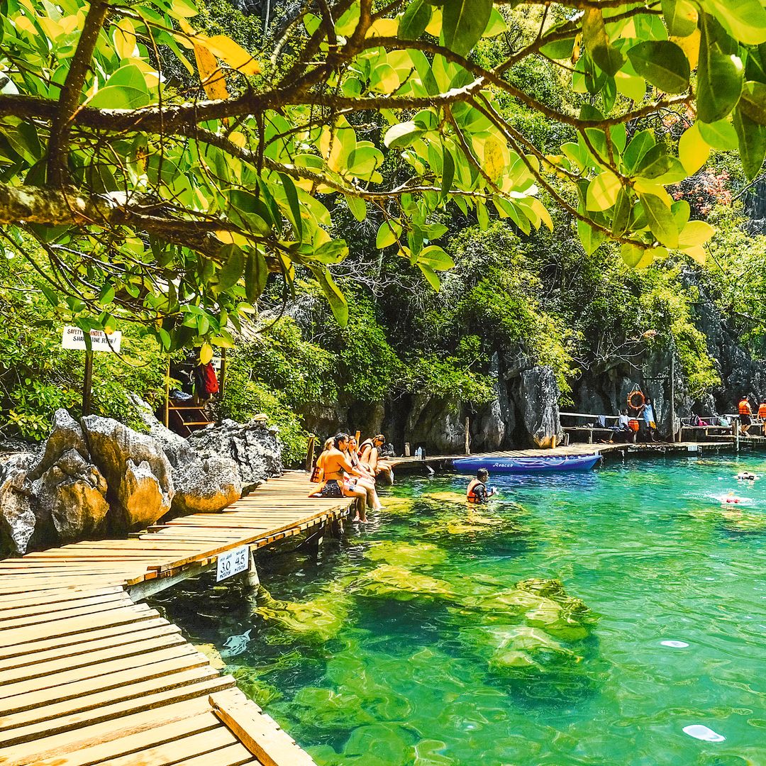 Maniquit Hot Spring, un bonito manantial de aguas sulfurosas en la isla de Coron, archipiélago de las Calamian, Filipinas