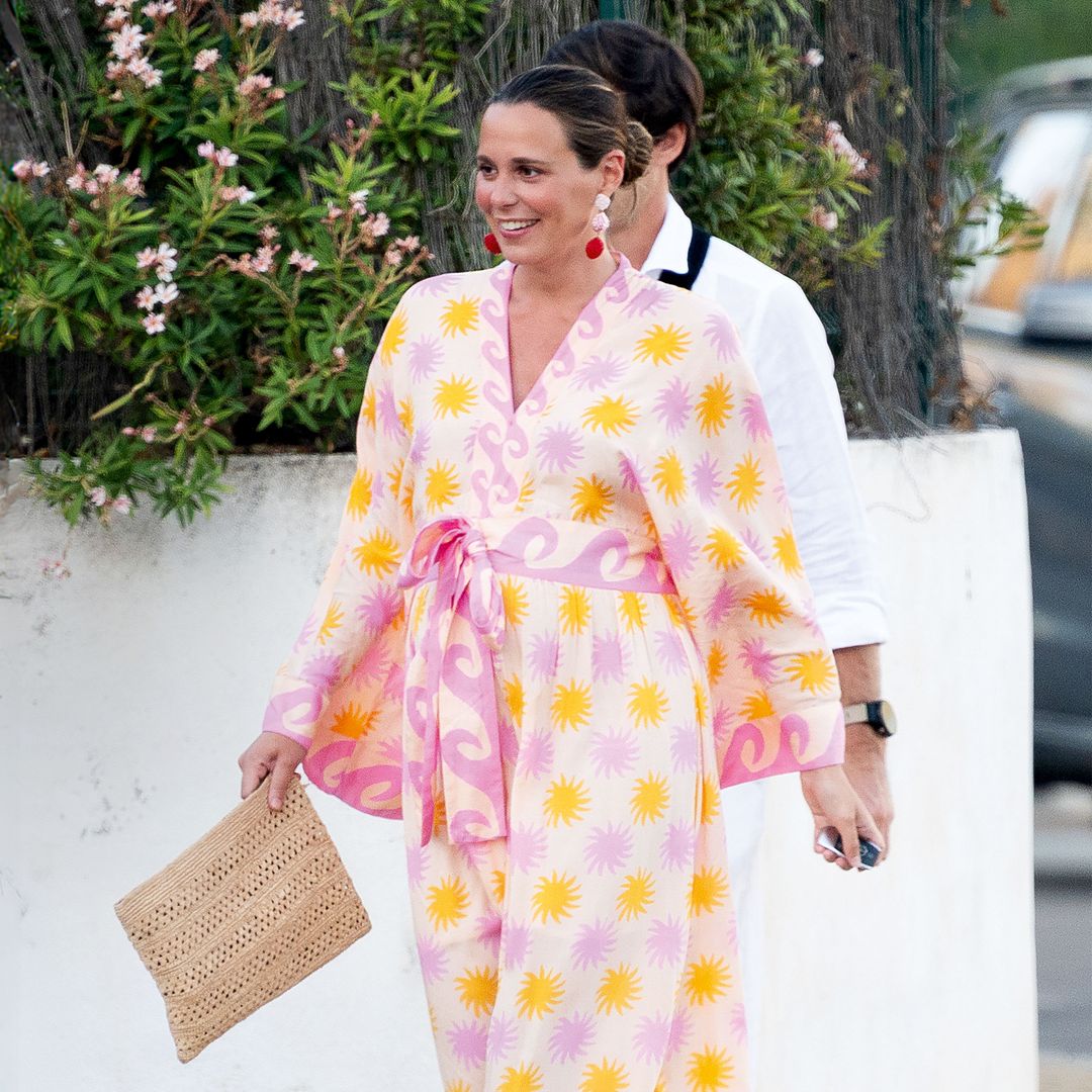 Suelto, bohemio y muy elegante: el aplaudido 'look' premamá de invitada de Claudia Osborne
