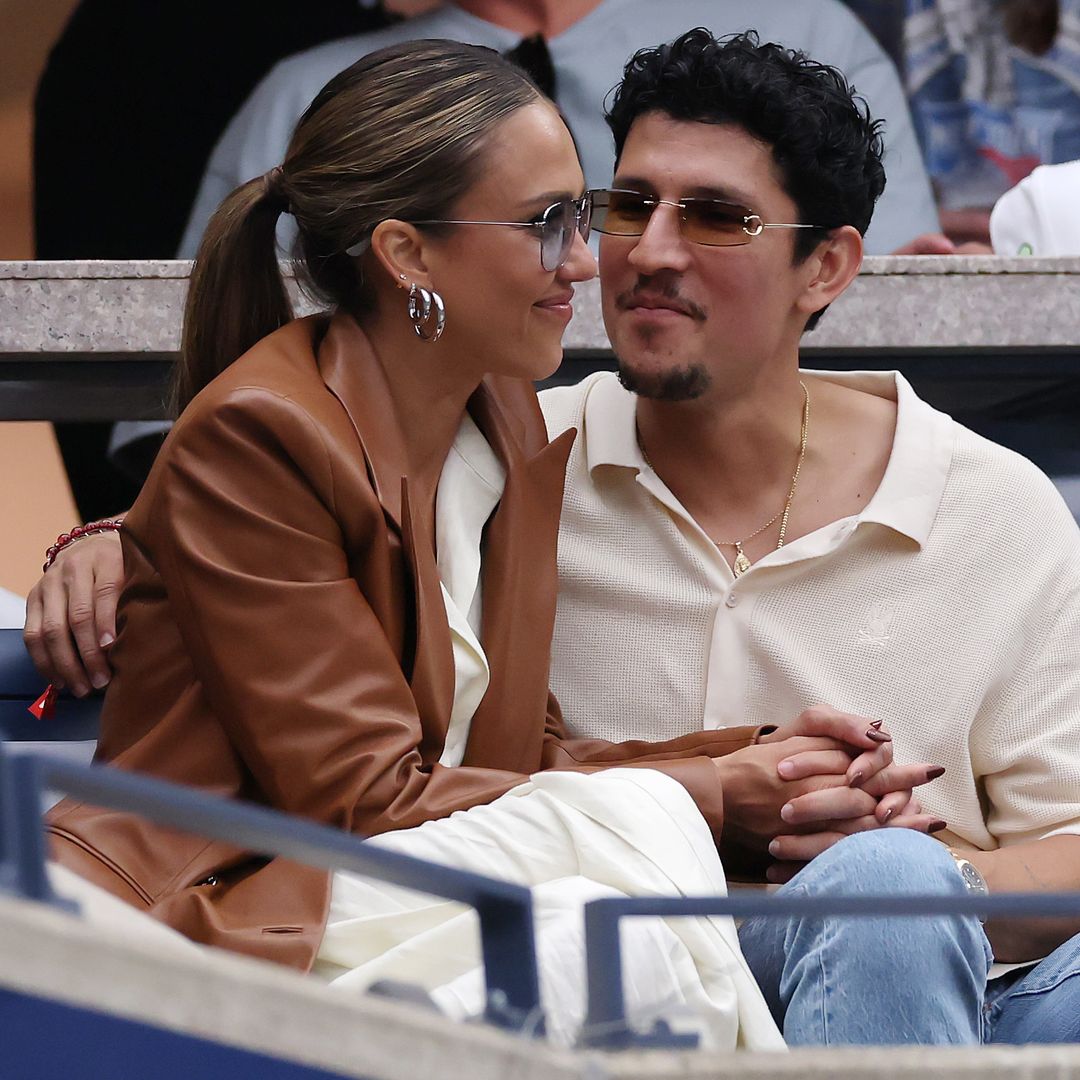 Jessica Alba y Danny Ramírez viendo la final de Carlos Alcaraz en el US Open
