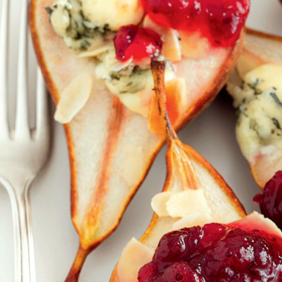 Peras con crema de queso azul y confitura de arándanos