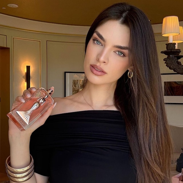 Nadia Ferreira con su perfume DAMA, el detalle más importante de su look.
