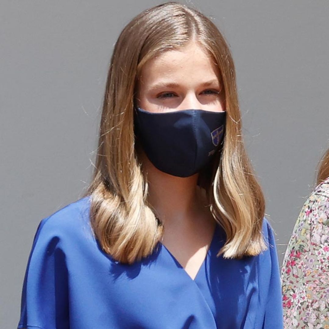 Leonor estrena un vestido de efecto fajín y sus primeros 'slingbacks'