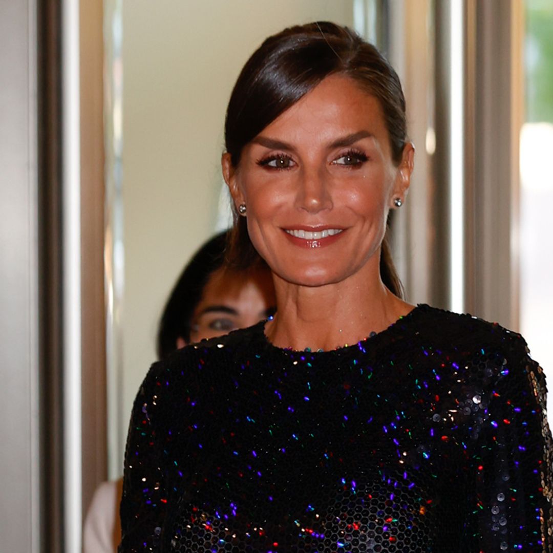 Doña Letizia versiona su vestido de 'paillettes' viral con un diseño que ya llevó otra reina