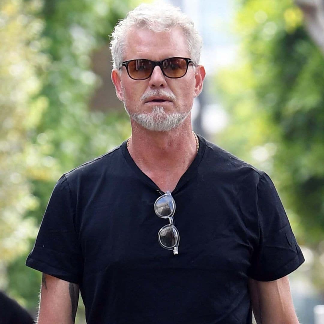 Eric Dane y Priya Jain paseando por Los Angeles en abril de 2025