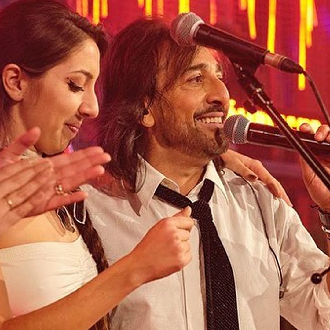 Antonio Carmona presume de sus dos hijas artistas y presenta en directo el videoclip de una de ellas