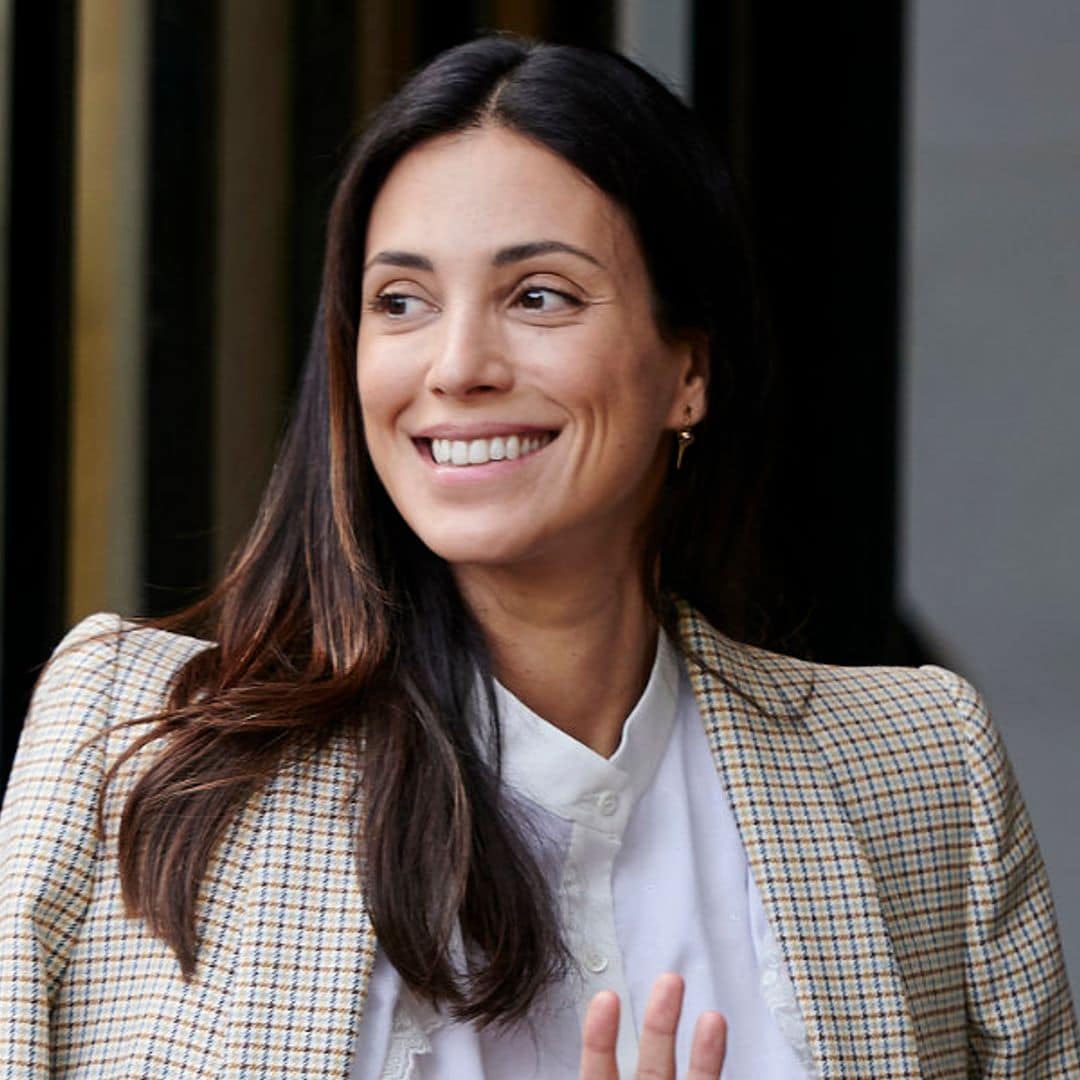 Sassa de Osma apuesta en su último look premamá por el 'abrigo-blazer' más elegante del entretiempo
