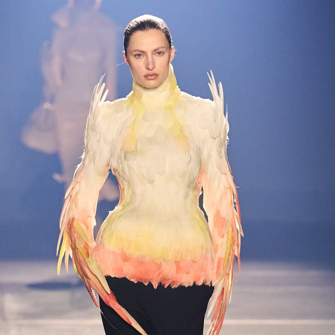 En un aparcamiento subterráneo, con un vestido polémico y guiños al ADN de la firma: el debut de Miguel Castro Freitas en Mugler