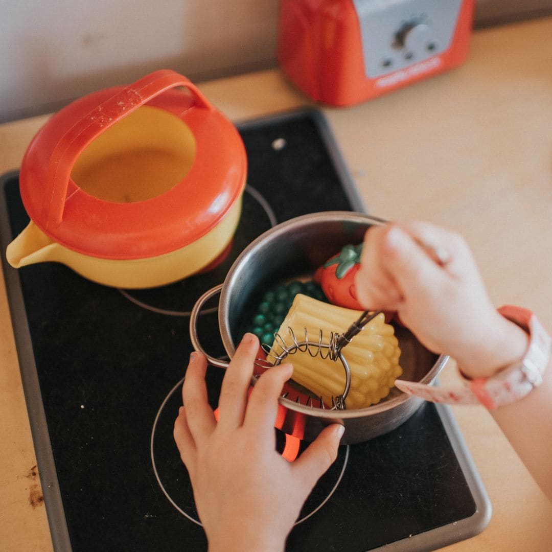 Esta es la cocinita de juguete más vendida y con mejores valoraciones de Amazon (y es más barata que la de IKEA)