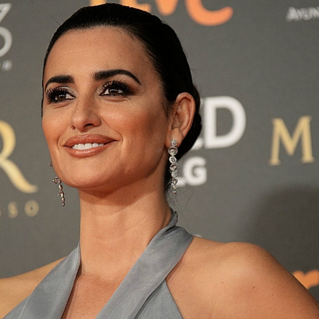 Penélope Cruz deslumbra en un Chanel y llega acompañada a los Premios Goya por su madre