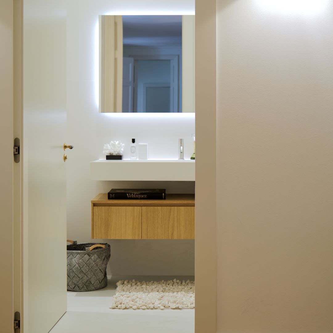 10 cambios que consiguen que un baño pequeño parezca el doble de amplio