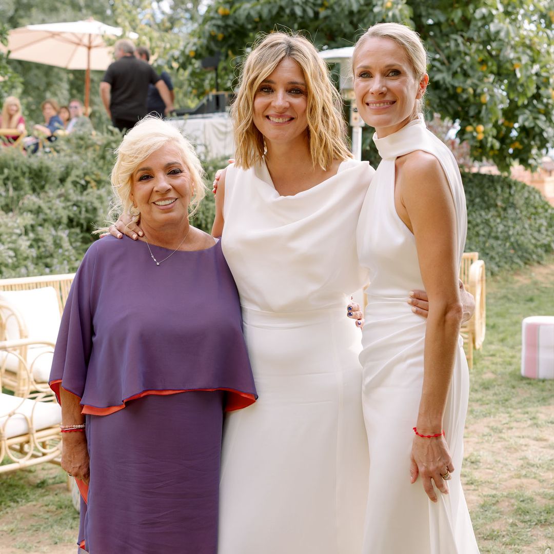 Las novias junto a Camen Borrego