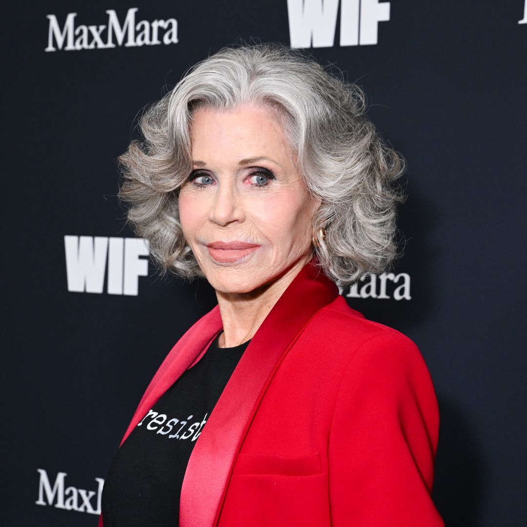 Descubre la guía definitiva para cuidar tus canas y lucirlas con orgullo